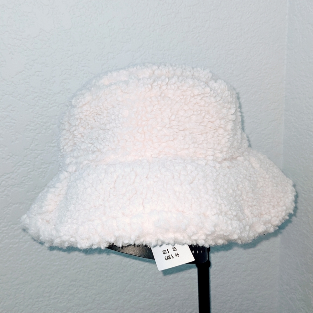 A&F Sherpa Bucket Hat in Off-White